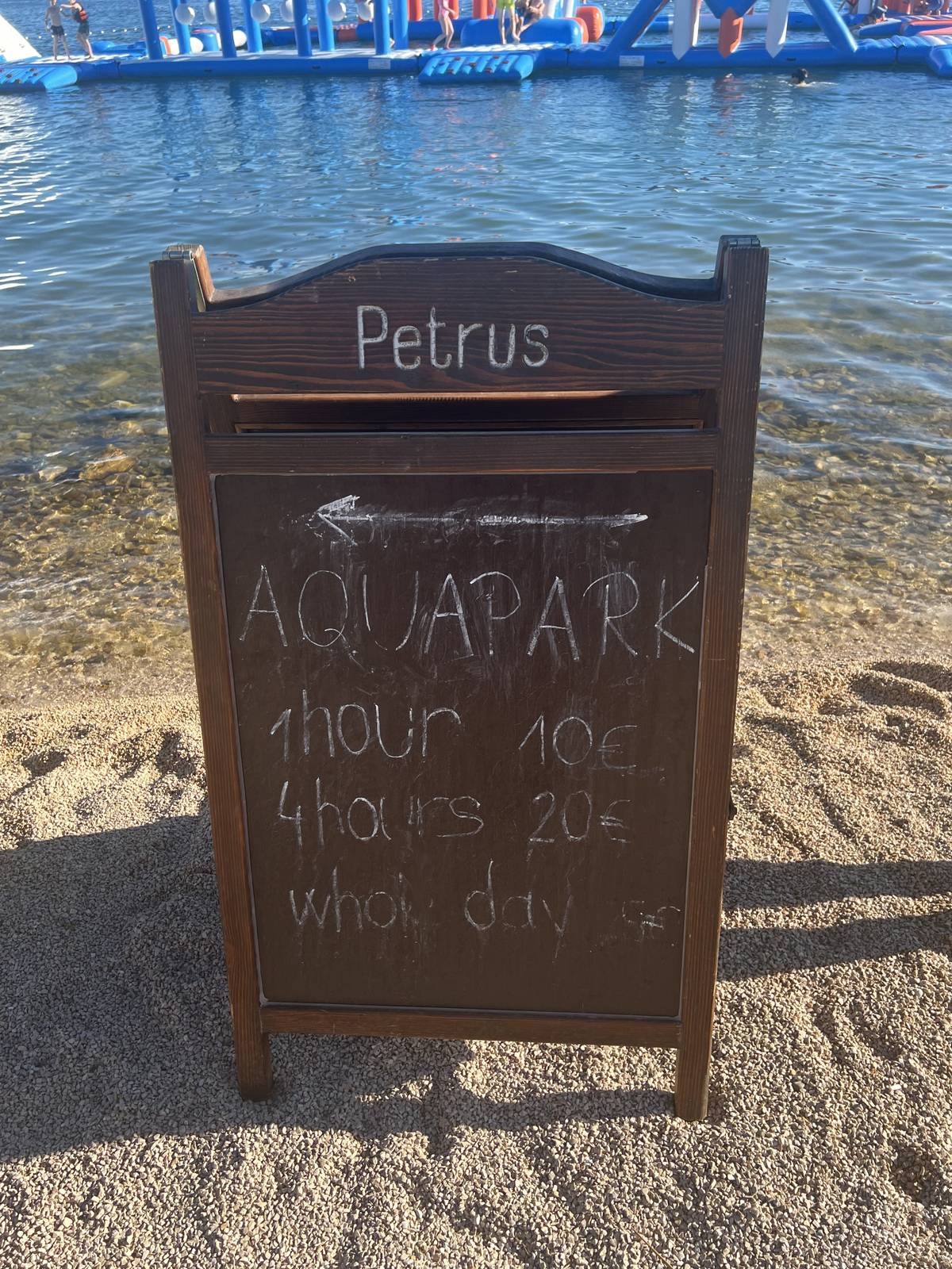 Ceník za vstup do „sport parku“ na hladině moře v Šibeniku.