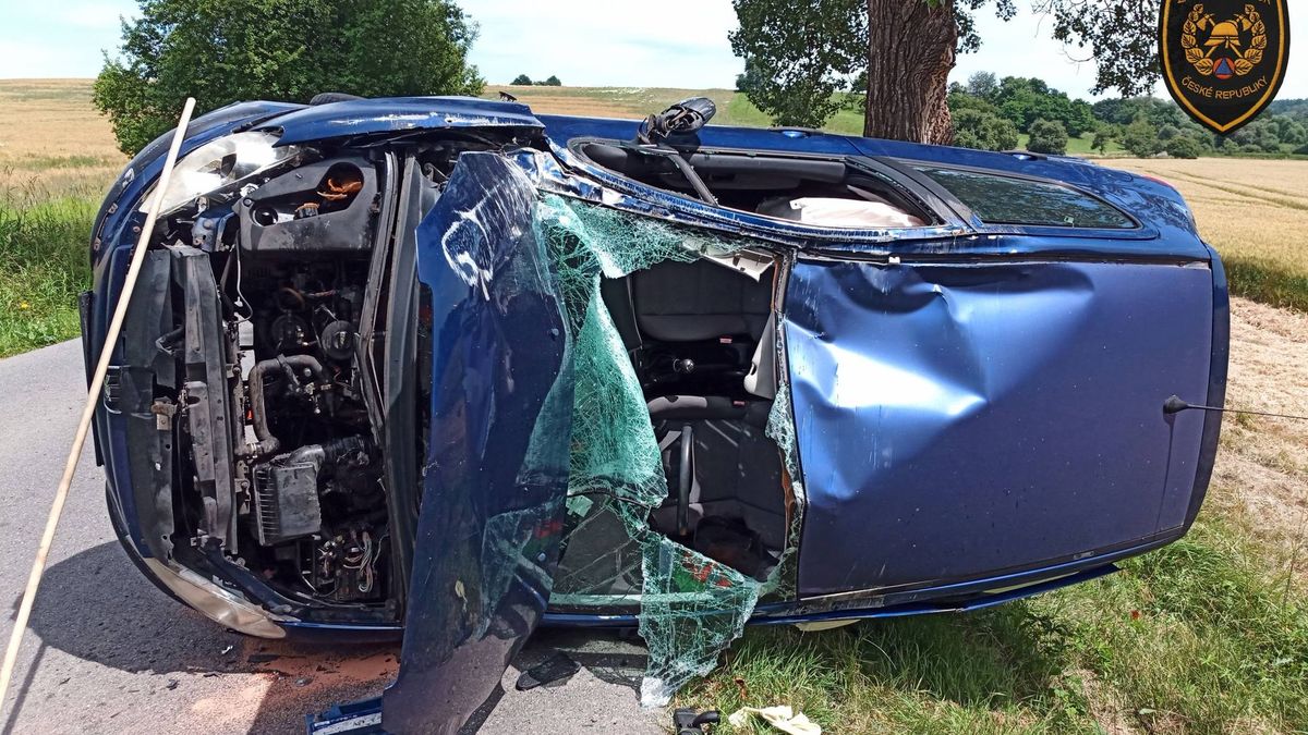 Řidička na Vsetínsku převrátila vůz na bok, z vraku ji museli vyprostit hasiči
