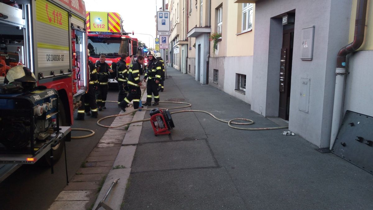 V centru Hradce hořelo, 10 lidí bylo evakuováno