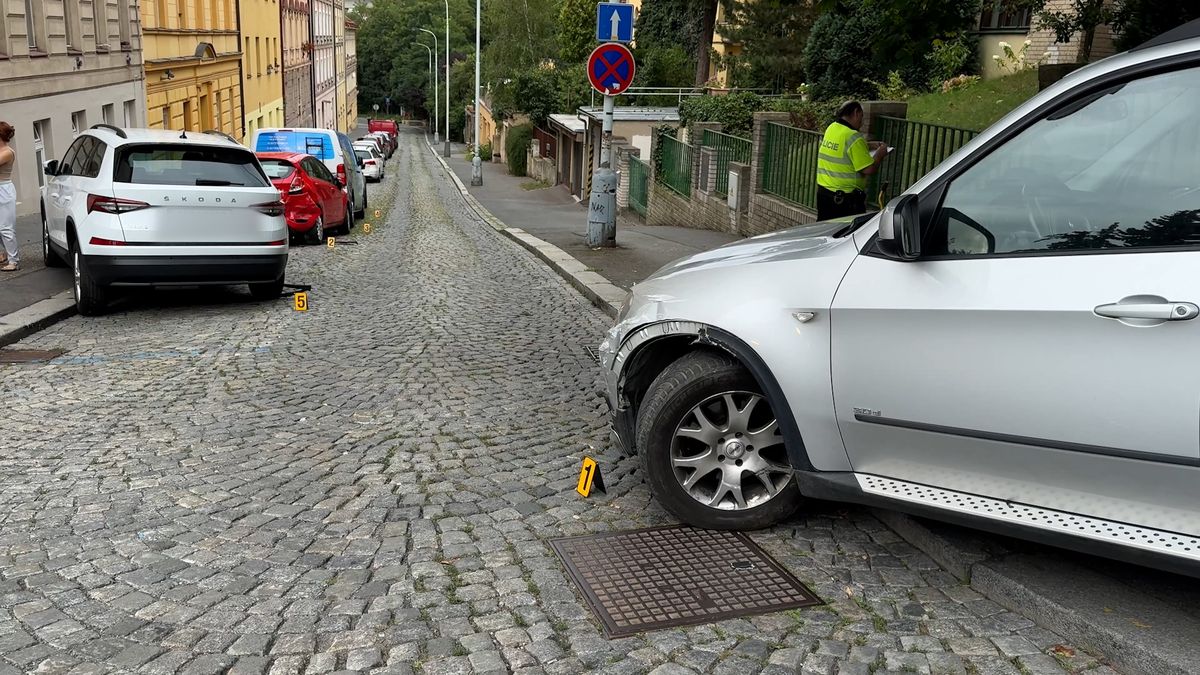 Opilá řidička BMW se nevešla do ulice v Praze, nabourala několik aut