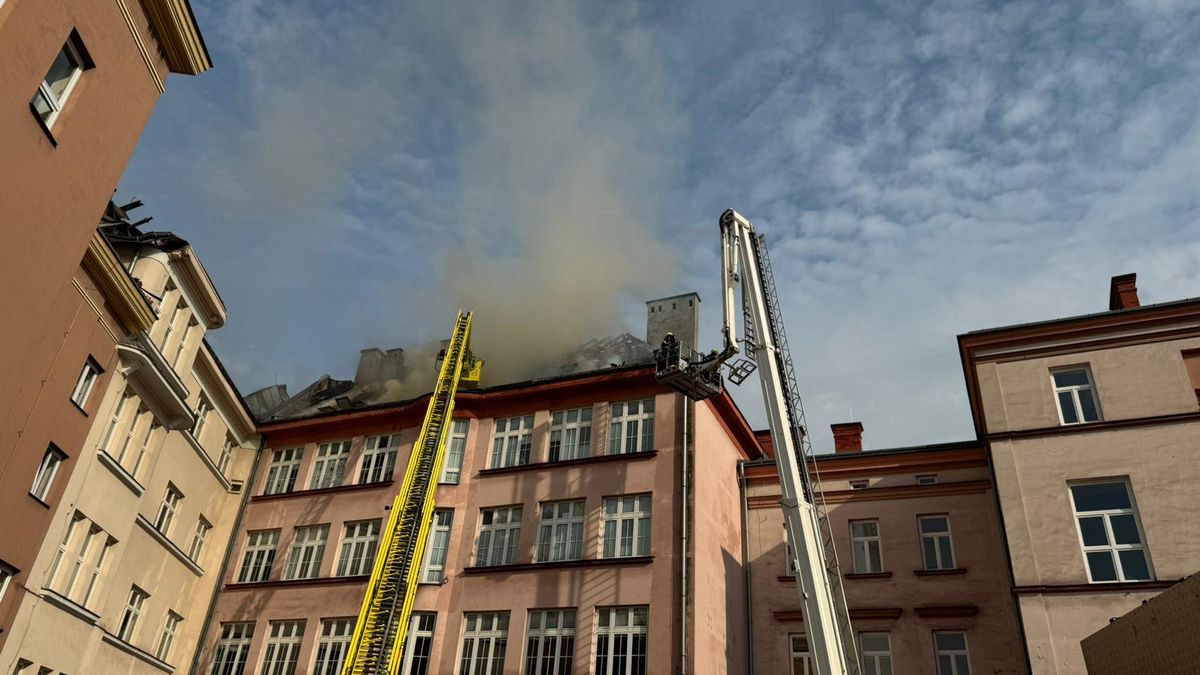 Oheň se ze střechy obchodní akademie v Českém Těšíně rozšířil na další školu