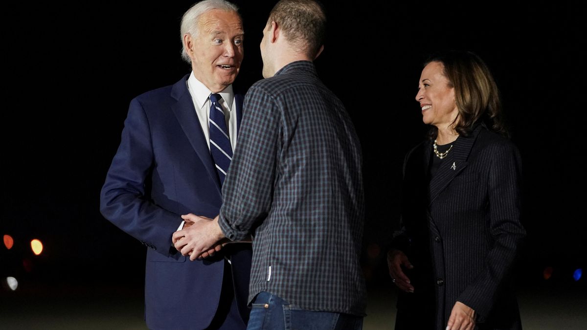 Z Ruska propuštěné vězně vítal americký prezident Joe Biden