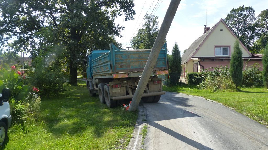 Při couvání řidič s nákladní tatrou zboural na Jesenicku sloup elektrického vedení