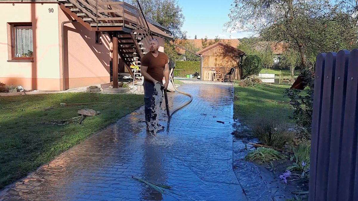 Voda opadla, obyvatelé Sedlnic sčítají škody a uklízí domovy