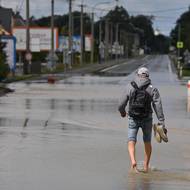 Hlavní příjezdová silnice z Ostravy do Opavy v městské části Komárov je pod vodou, 15. září 2024.