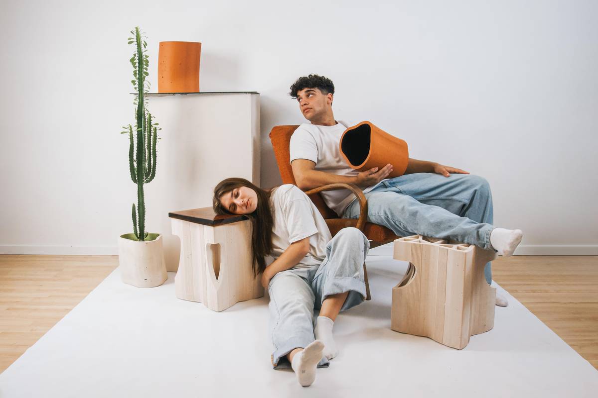 Barvy nábytku Faro a zvlněný tvar květináčů Wavy od designérského dua Dávid Valovič & Šimon Valovič přinášejí hravost do interiéru i exteriéru.