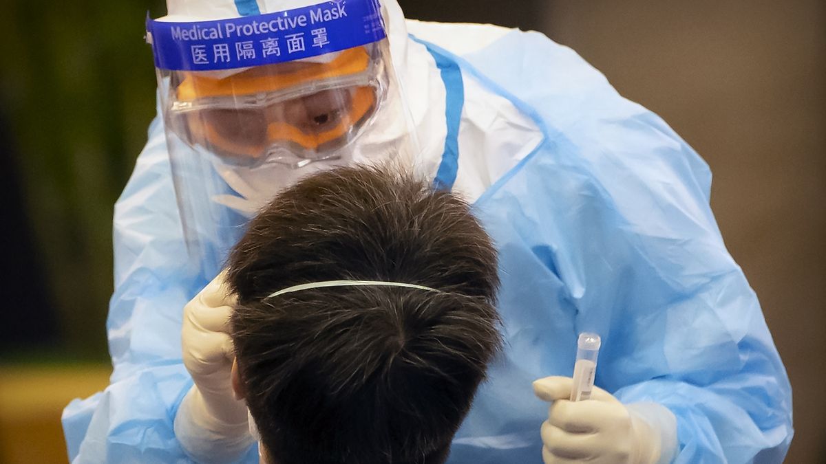 Odebírání vzorků pro testování na přítomnost koronaviru v Číně. Ilustrační foto