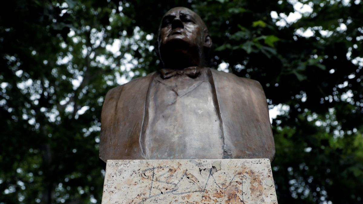 Zkratka BLM (Black Lives Matter) na pomníku Winstona Churchilla v Budapešti.