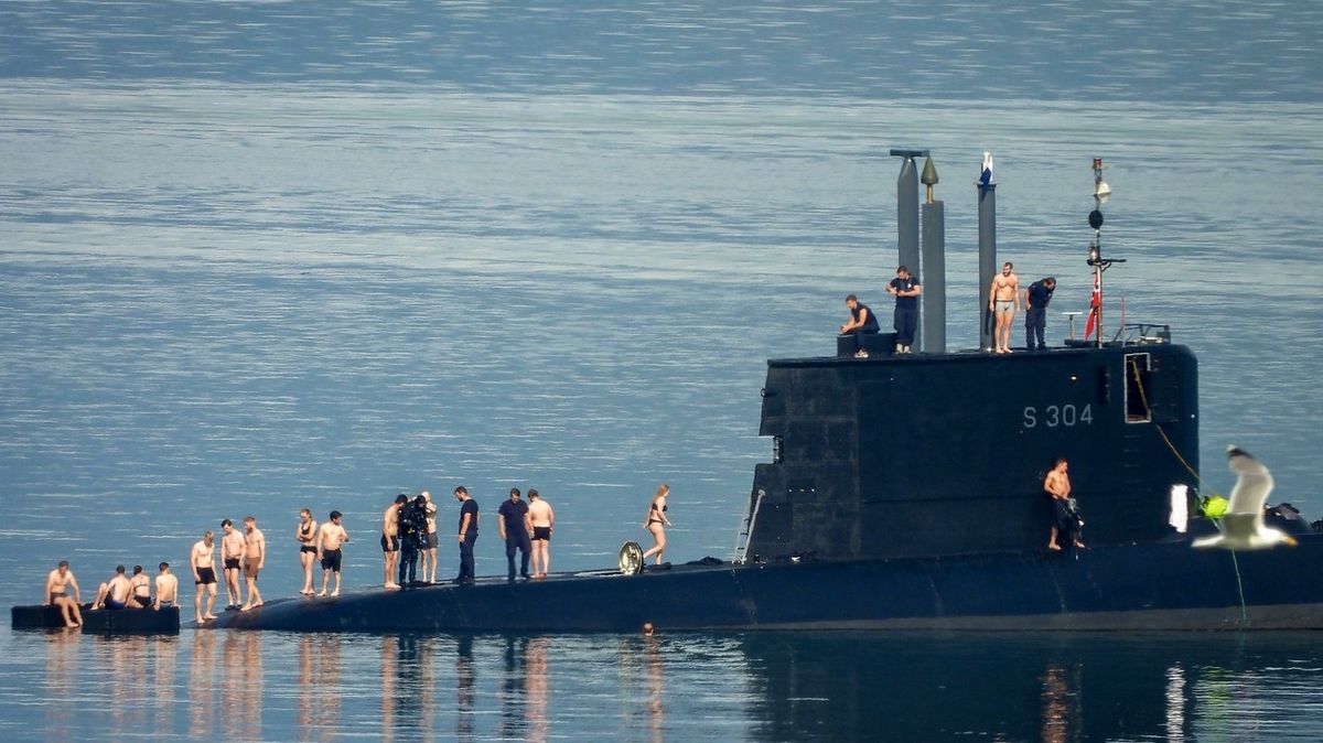 Norská ponorka se vynořila na hladinu, aby si námořníci užili sluníčka