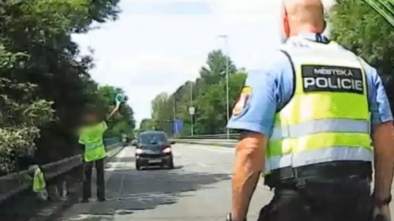 Kličkující opilou řidičku našla policie na Brněnsku díky vytvořené koloně