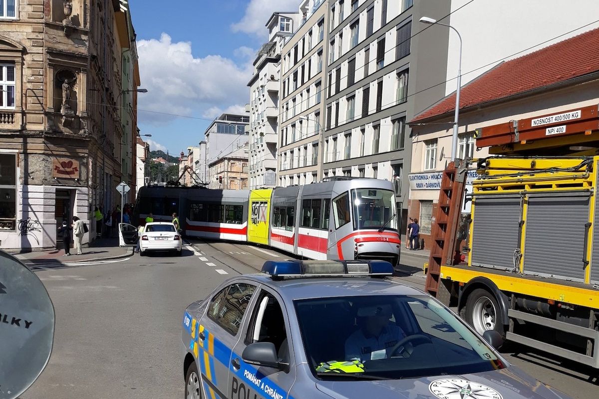 Ulice Milady Horákové je ve směru z centra od křižovatky neprůjezdná. Došlo zde k dopravní nehodě při které vykolejila tramvaj.
