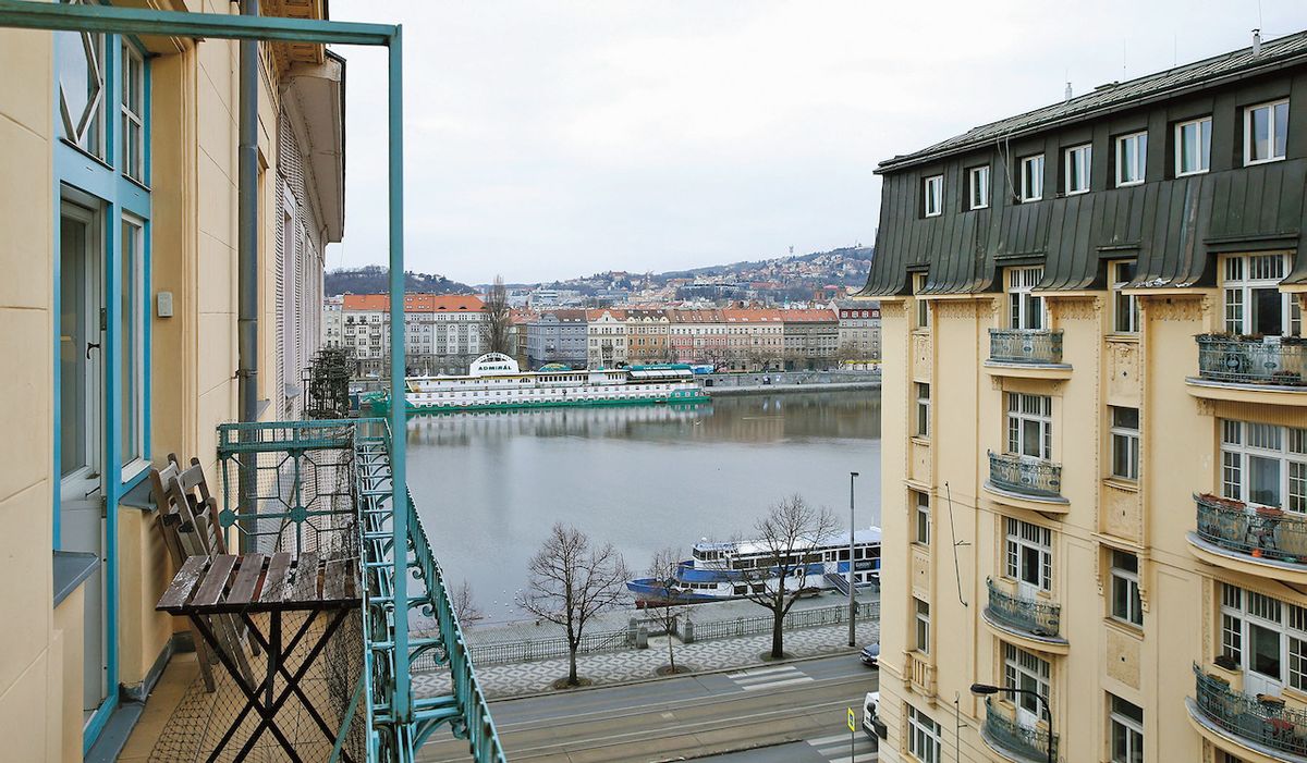 Ze svého balkonu má úžasný výhled na Vltavu a pěšky kousek na farmářské trhy na Náplavce.