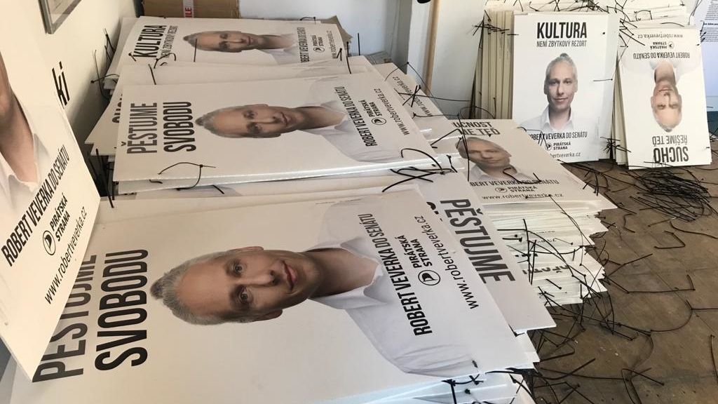 Sundané předvolební plakáty pirátského kandidáta do Senátu Roberta Veverky.