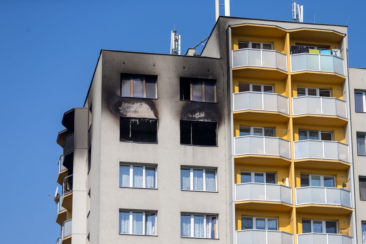 Panelový dům v Bohumíně, ve kterém předchozí den při požáru bytu v jedenáctém patře zahynulo 11 lidí.