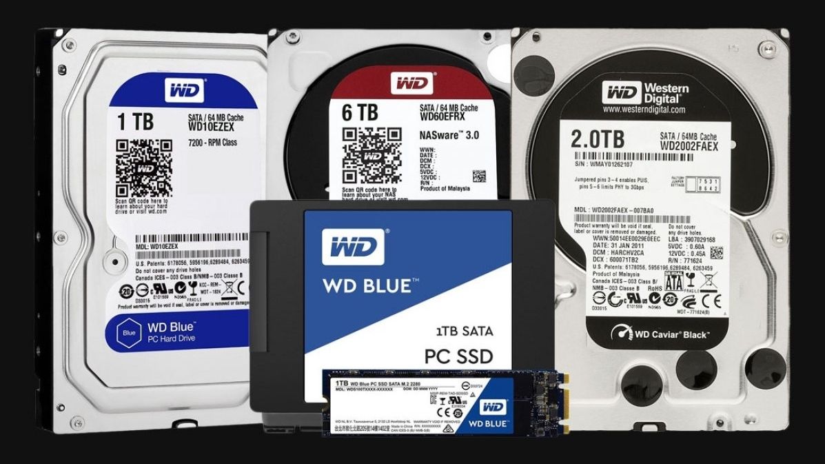 Porovnání klasických pevných disků (v pozadí) s SSD jednotkami. 