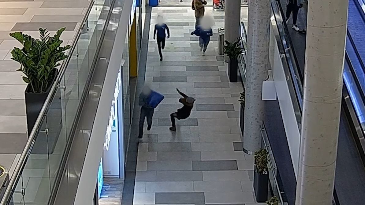 Žena se v Praze snažila zadržet zloděje na útěku. Poslal ji k zemi