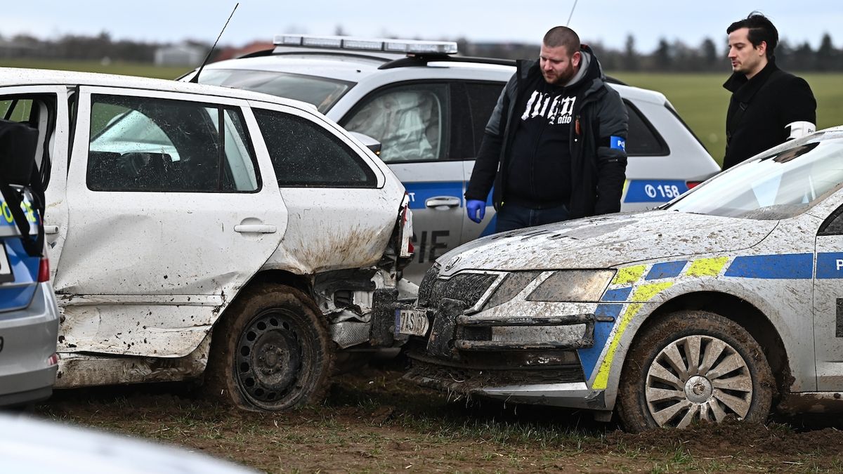 Policisté v Praze honili kradenou octavii. Poničili vlastní auta, varovná střelba zranila jednoho z nich