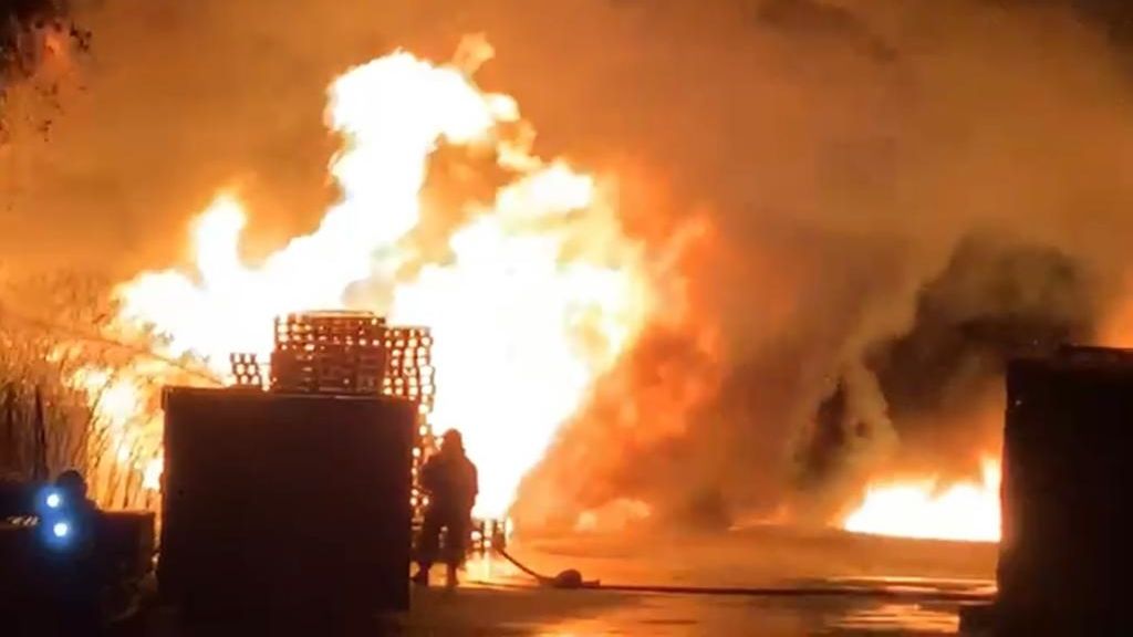 Masivní požár skladu v Mladé Boleslavi. Hasiči vyhlásili nejvyšší stupeň poplachu