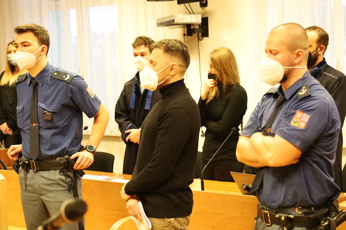 Manželé Kordysovi v jednací síni během vynášení rozsudku.