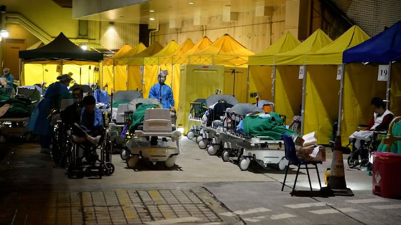 Hongkong si s covidem neví rady. Kvůli přeplněným nemocnicím nocují pacienti venku