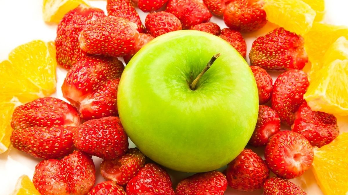 Lidé s Parkinsonovou chorobou by měli každý den jíst jahody, jablka a pomeranče