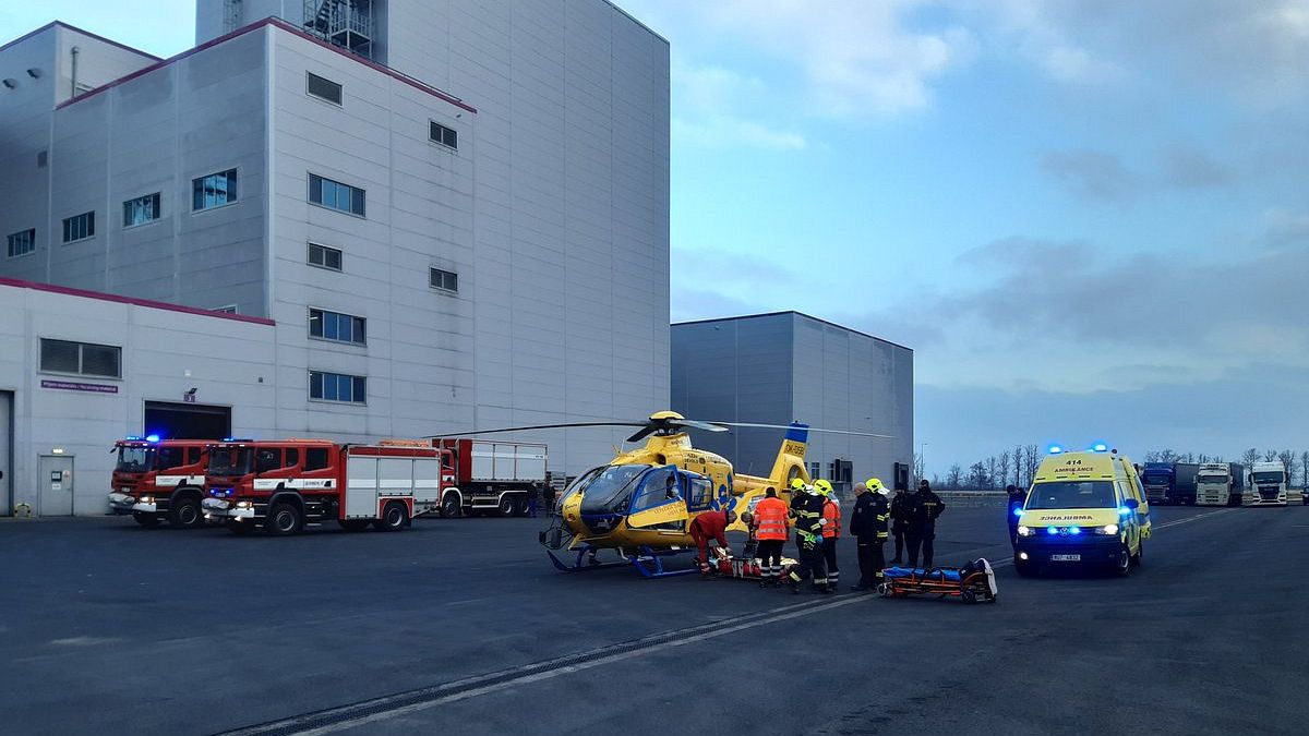 Dva zranění při požáru síry na Lounsku, zasahoval vrtulník