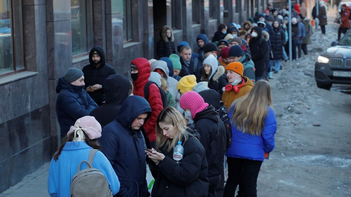 Před bankomaty v Rusku jsou fronty. Lidé chtějí dolary, jsou ale už jen rubly