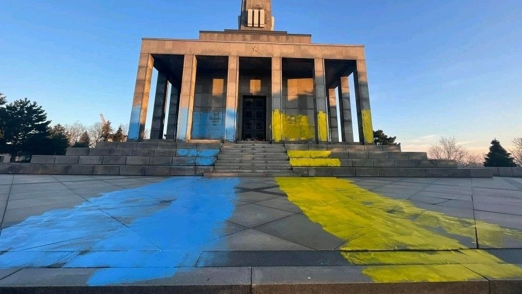 To už je přes čáru, reaguje slovenská policie na památník pomalovaný ukrajinskými barvami
