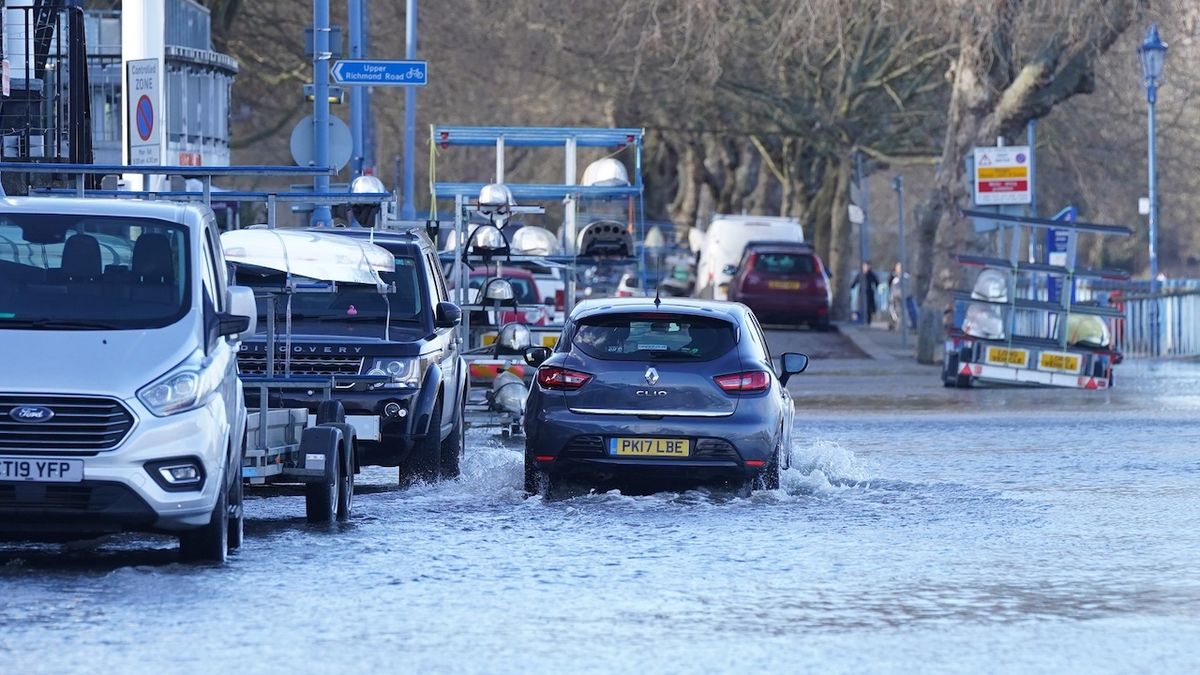 V londýnském okrese Putney komplikuje dopravu rozvodněná řeka Temže