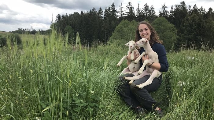 Dominika Sokolová chce pozdvihnout úroveň upadání českomoravských chovů ovcí a koz. Kvůli tomu mimo jiné jezdí o zvířatech i přednášet mezi mladé lidi.