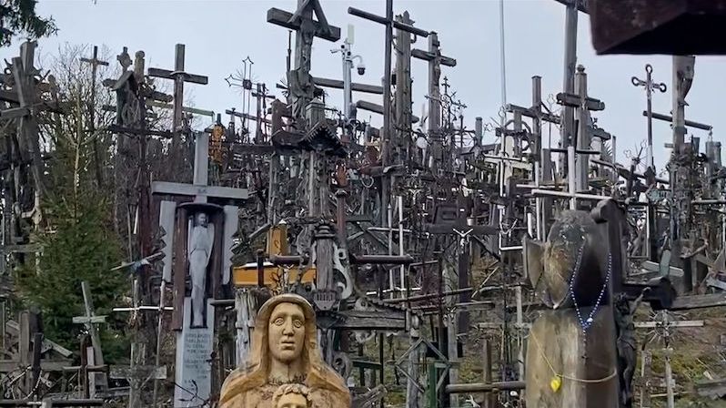 Litevská Hora křížů připomíná i ruský režim. Lidé se sem chodí modlit za Ukrajinu