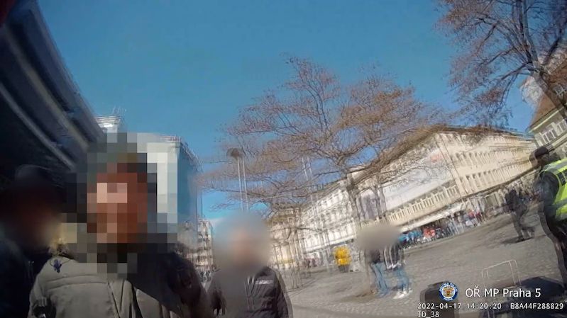 Strážníci v Praze domlouvali pouličnímu umělci. Zloděj ho šel mezitím okrást