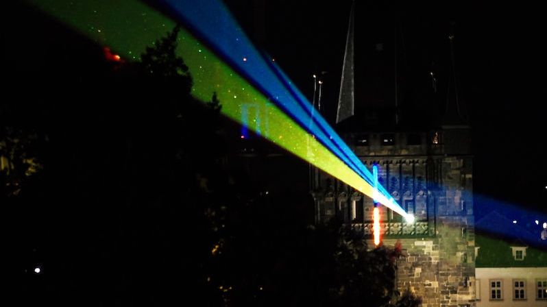 Mostecké věže na Karlově mostě se o víkendu spojí laserovými paprsky