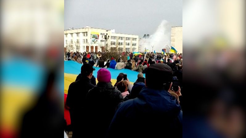 Rusové obsadili Slavutyč, do davu demonstrantů házeli omračující granáty