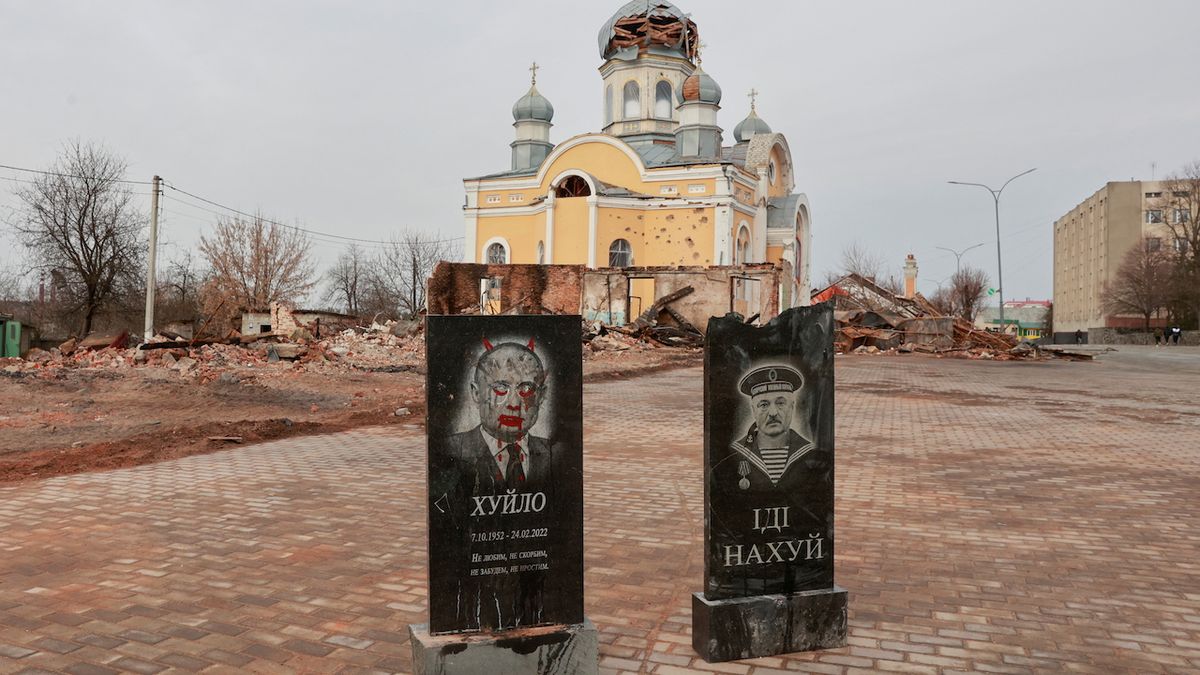 U kostela v Malynu byly umístěny náhrobky Putina a Lukašenka na protest proti válce.