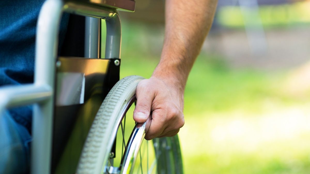Násilník při hádce zkopal invalidu na vozíku