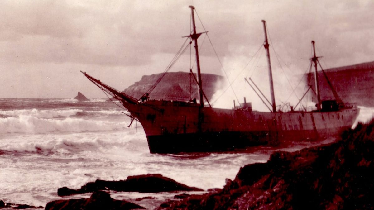 Bouře odkryla na pláži vrak lodi z první světové války