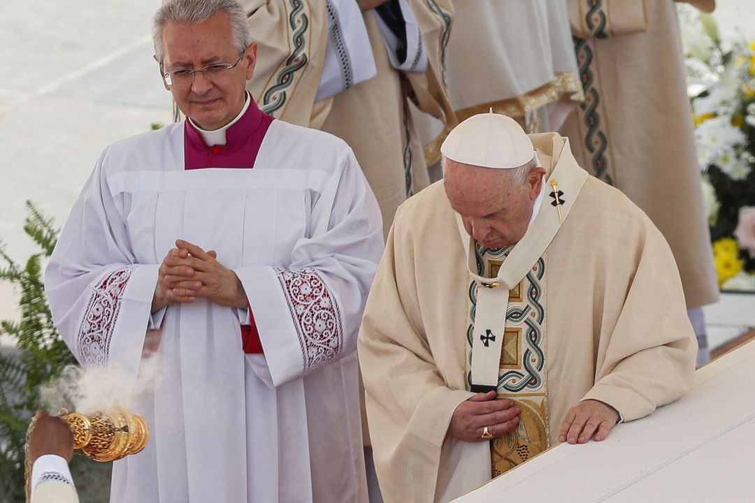 Papež františek vedl mši na Svatopetrském náměstí, při ní se už zase pohyboval pěšky.