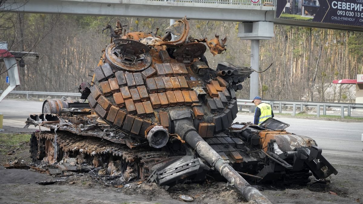 Zničený ruský tank u Kyjeva (ilustrační foto)