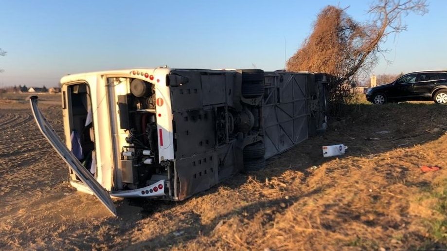 Na Slovensku se převrátil autobus mimo silnici, pět zraněných