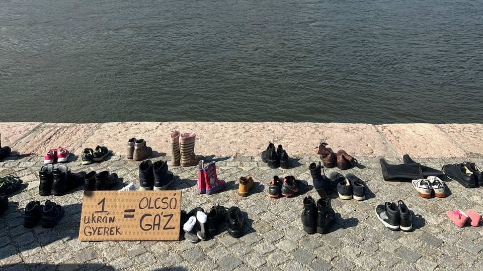 Lidé v Budapešti nechávají u Dunaje boty, Orbánovi připomínají Zelenského slova