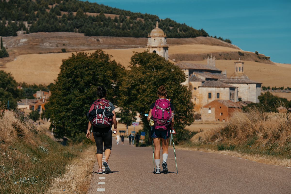 Dvojice mladých žen putujících z Francie do města Santiago de Compostela vstupuje do malebné obce Castrojeriz.