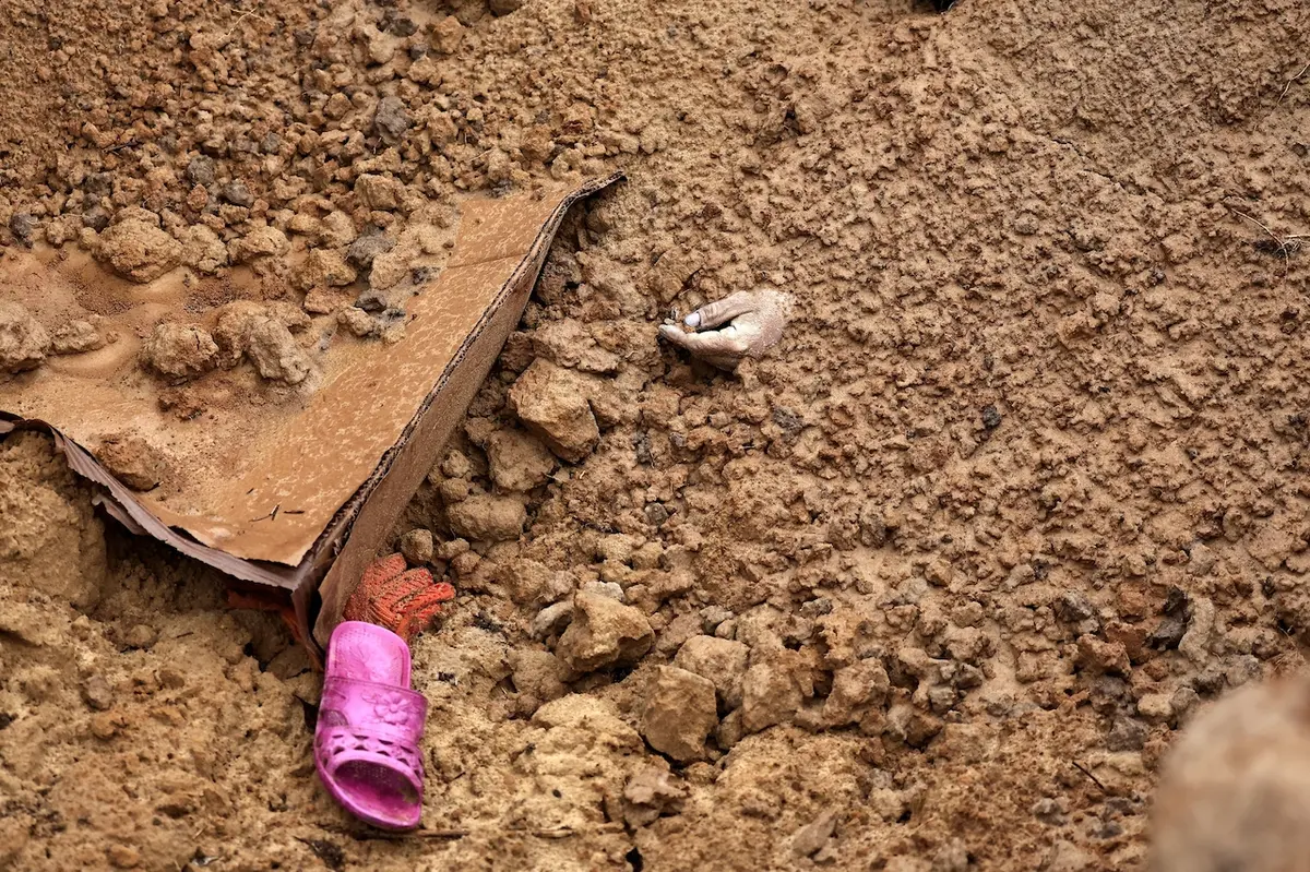Jedno z těl mrtvých civilistů v hromadném hrobě v Buči.
