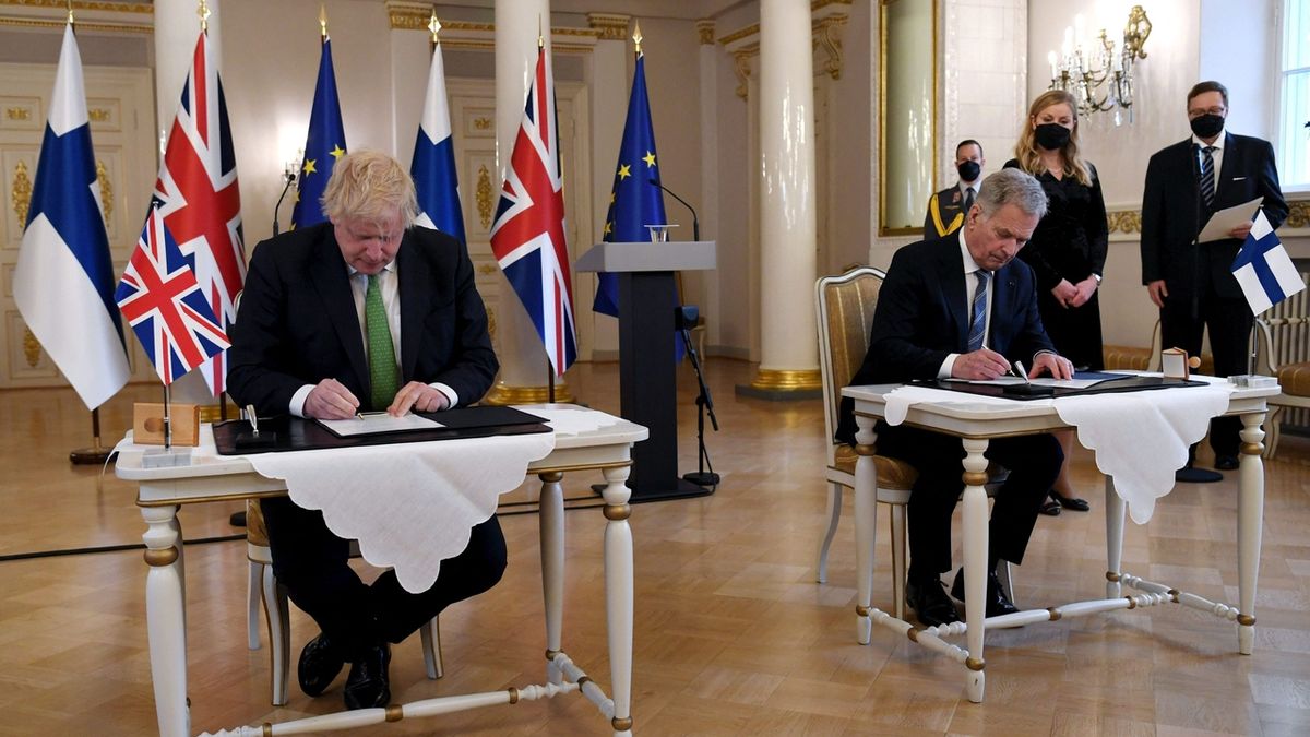 Finsku a Švédsku přijdou při napadení na pomoc Britové. Johnson podepsal dohody