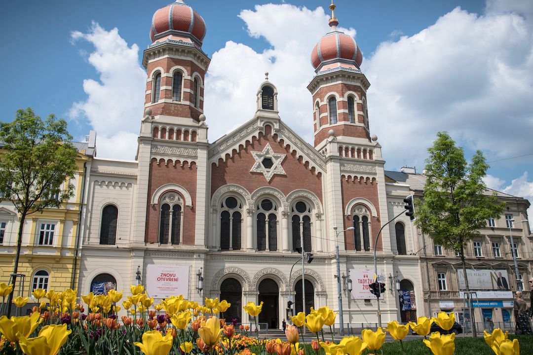 Velká synagoga v Sadech Pětatřicátníků. Patří mezi jednu z dominant Plzně po katedrále sv. Bartoloměje nebo Divadlu J. K. Tyla.