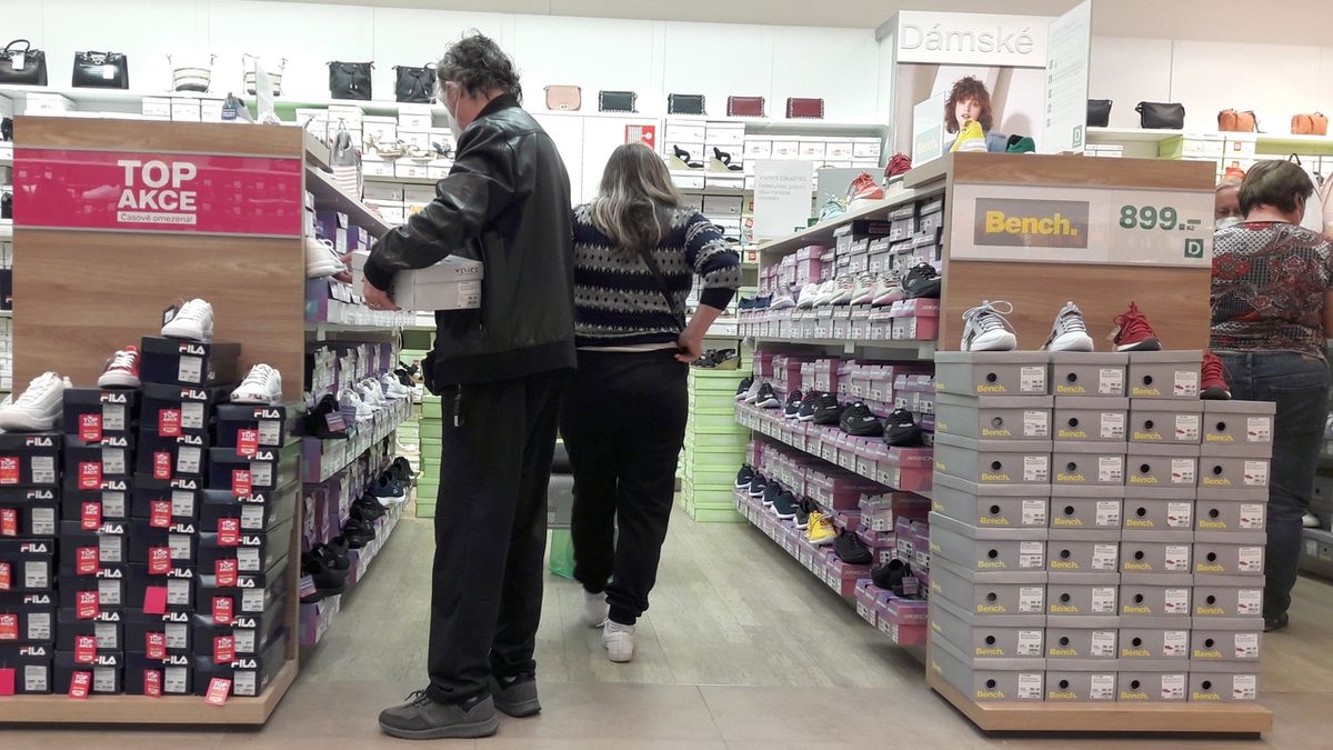 Češi omezují spotřebu, maloobchodní tržby v červnu meziročně klesly