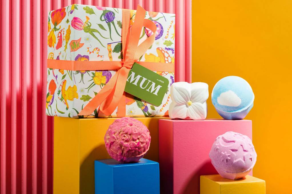 Lush Mum - Ideální dárek na Den matek pro maminky koupelomilky. Ukrývá tři exkluzivní limitované koupelové bomby a jednu celoroční oblíbenkyni, 850 Kč