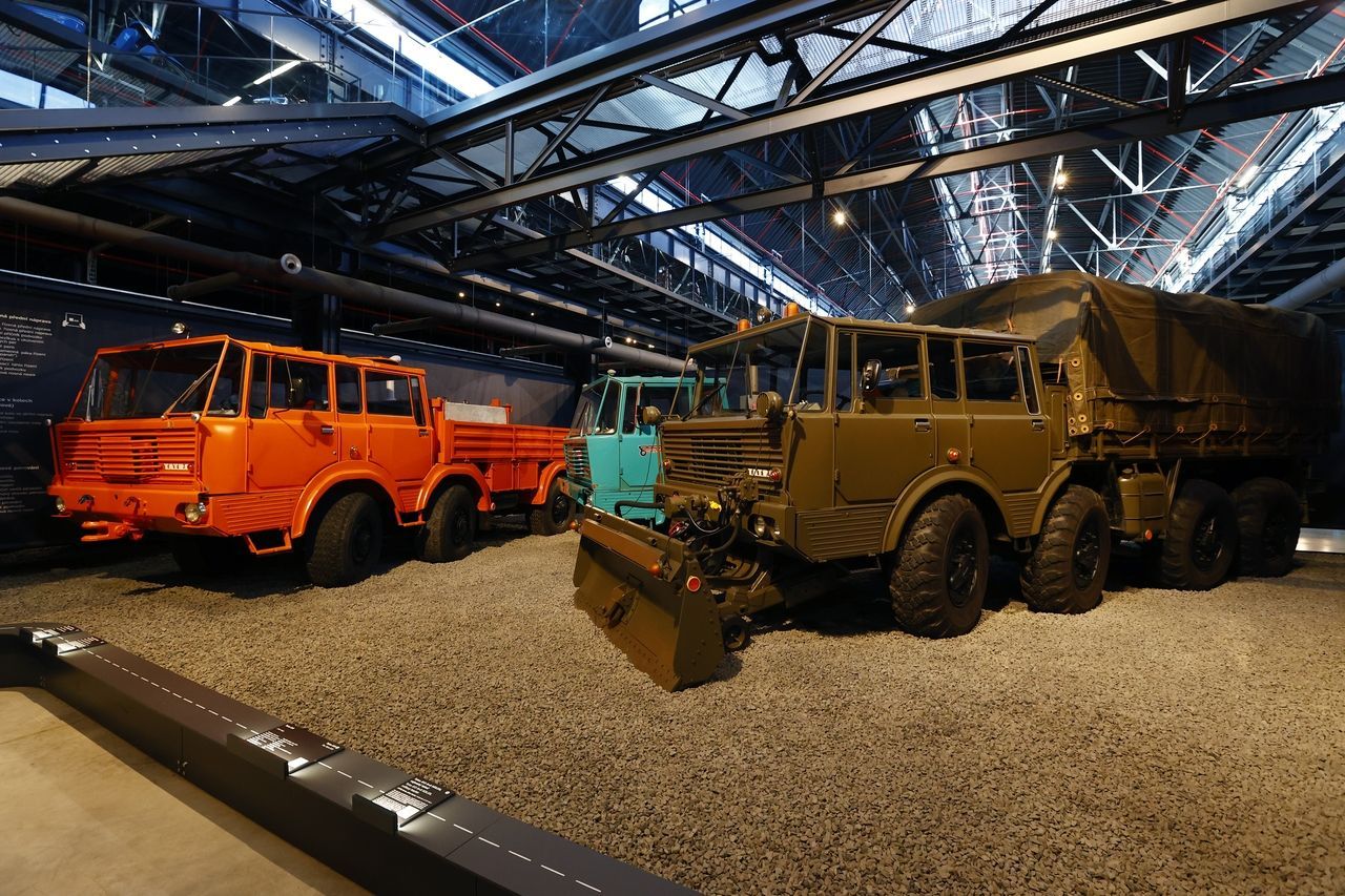 Vojenský valník Tatra 813 zvaný Kolos, produkovaný v letech 1967-1982, měl pneumatiky, jejichž tlak se dal ovládat přímo z kabiny, v závislosti na terénu, 20 rychlostních stupňů pro jízdu vpřed a čtyři pro jízdu vzad.
