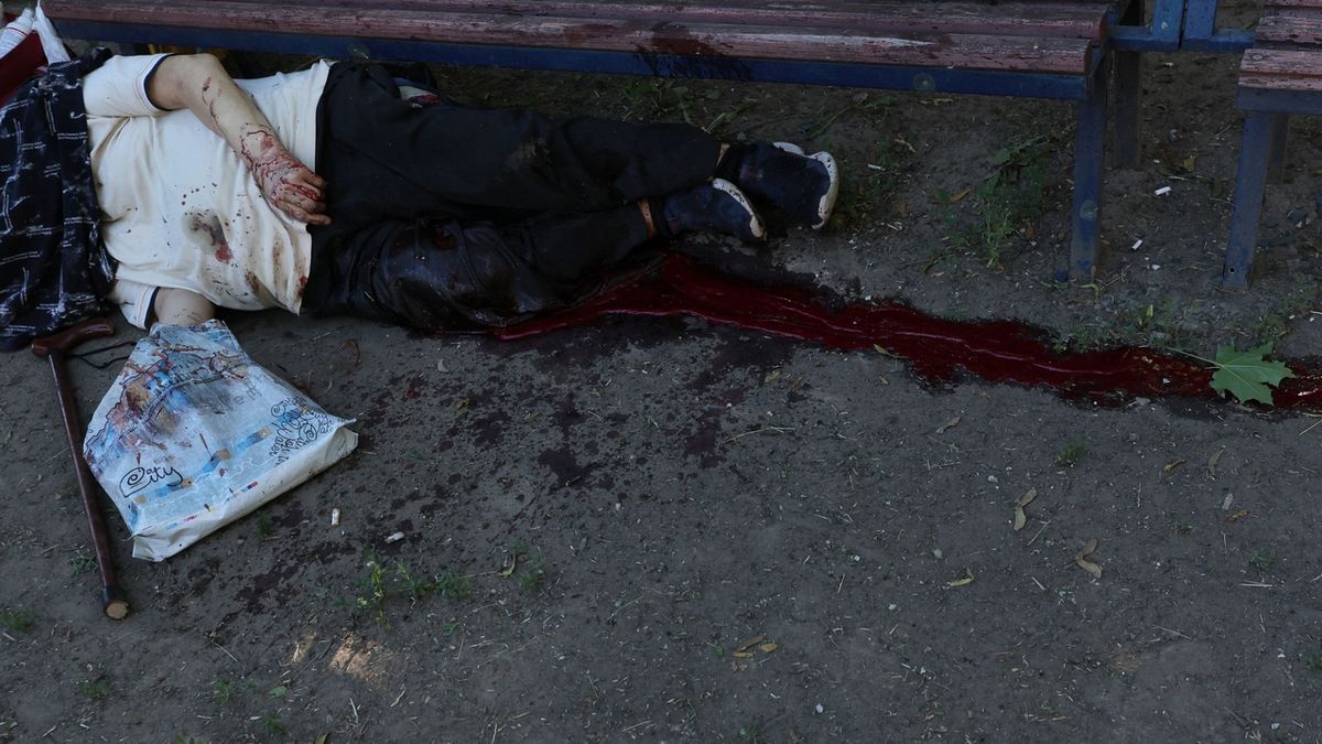 Тело человека, который был убит в результате обстрела жилого квартала в Харькове