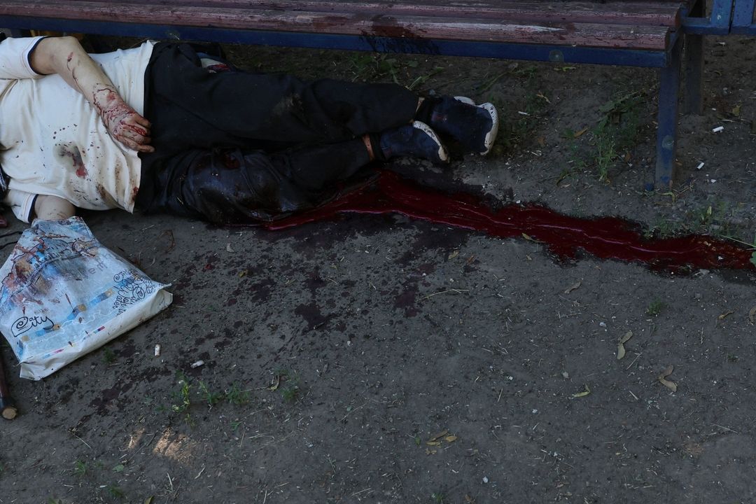 Тело человека, который был убит в результате обстрела жилого квартала в Харькове